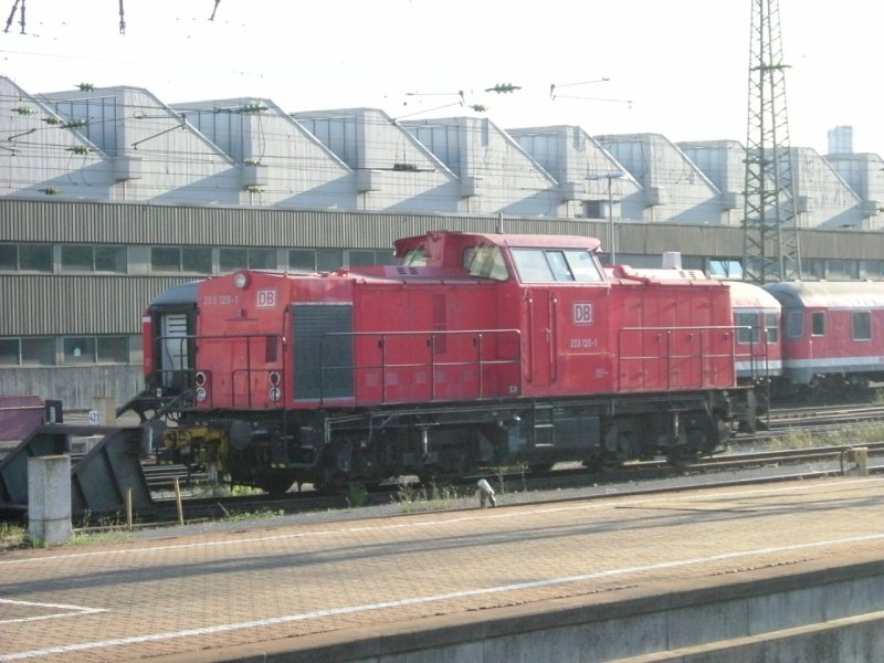 Am 19.07.2006 steht 203 120 in Würzburg. Bahnbilder.de
