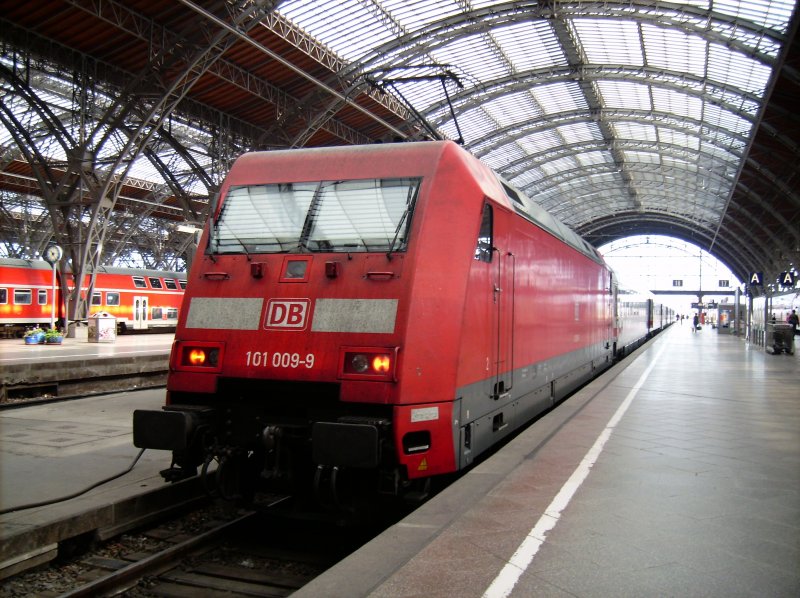Am 19.08.2008, stand 101 009- 9, mit einem IC im Leipziger Hauptbahnhof.