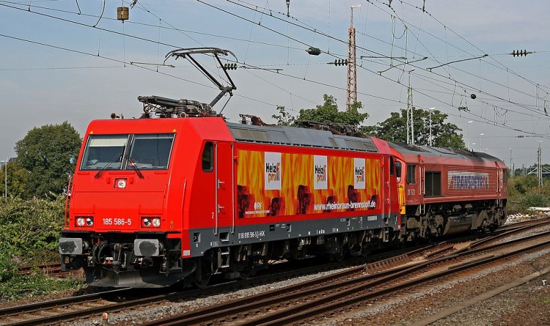 Am 19.09.2008 kam 185 586-5  Heizprofi  + DE 672 von Krefeld nach Kln-Eifeltor,hier zusehen bei der Durchfahrt Kln-Geldernstr./Parkgrtel