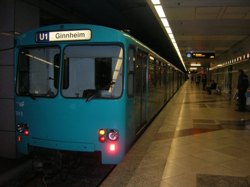 Am 19.09.2009 steht eine U-Bahn der Linie U1 um kurz nach 17:30 Uhr im Bahnhof Nordwestzentrum