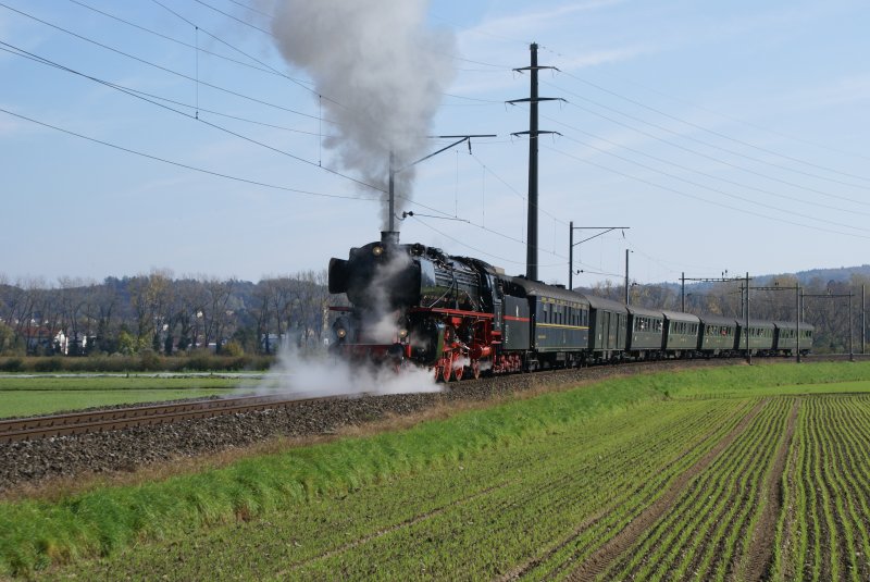 Am 19.10.08 fuhr die Pacific 01 202 mit einem Sonderzug von Zrich nach Basel. Zwischen Koblenz und Laufenburg fanden zwei Scheinanfahrten statt. Hier schiebt sie den Zug an der ersten Stelle zurck...