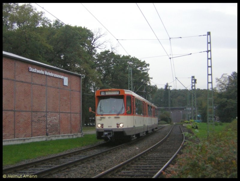 Am 19.10.2006 hatte der Pt-Triebwagen 685 - einer der wenigen noch im Oberflchenverkehr im Einsatz befindlichen dieses Typs und noch in alter Farbgebung - auf dem 12. Zug der Linie 12 gerade die Endstation Schwanheim / Rheinlandstrae verlassen und beschleunigte an der Halle Ost des Verkehrsmuseums vorbei in Richtung Fechenheim.
