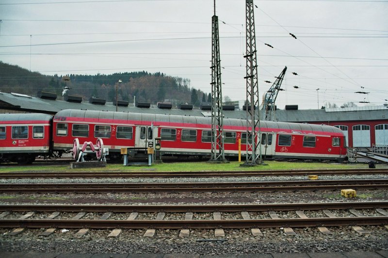 Am 19.11.2007 strtzte beim Umsetzen des RE 9 Zwischentaktes der Steuerwagen in die Drehscheibengrube. (Siegen 20.11.2007)