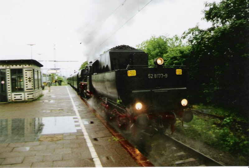 Am 19.5.2006 war durch eine Sonderfahrt des Eisenbahnclubs  Berlin macht Dampf  ihre Baureihe 52 zu sehen. Hier im Bahnhof Schneweide gegen 20.00uhr