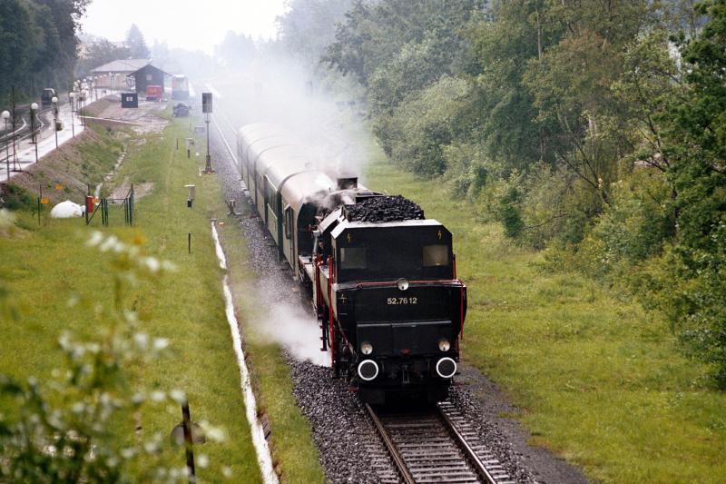 Am 19.6.2004 wurde anllich des lspurlaufes ein Dampfsonderzug von Graz nach Wies-Eibiswald gezogen von der Brenner&Brenner Lok 52.7612 in Gang gesetzt. Bei strmenden Regen durchfhrt der Sonderzug gerade den Bahnhof Unterpremsttten.