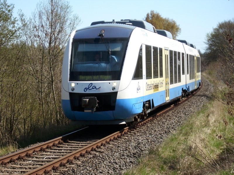 Am 19.April 2009 kam mir OLA-Triebwagen 701 bei Bergen/R�gen von Lauterbach Mole entgegen.