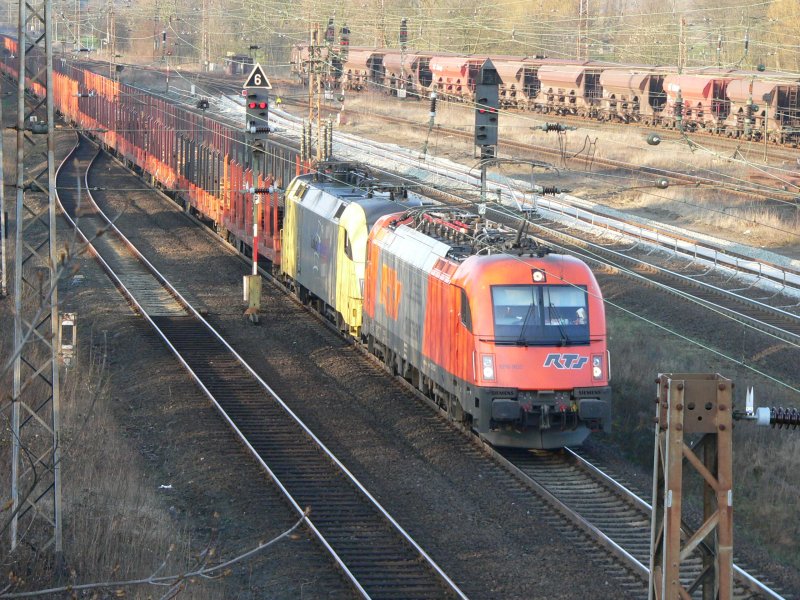 Am 1.April 2009 durchfuhren die RT&S 1216-901 und eine Dispo-Taurus den Bahnhof Elze Richtung Sden.