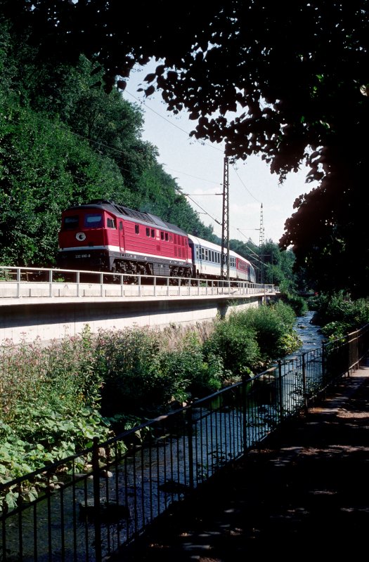 Am 2. August 1999 hat 232 690-8 mit der IR2665 nach Dresden Hauptbahnhof fast ihr Ziel erreicht.