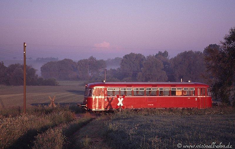 Am 2. Juni 2003 passiert 798 706 bei Sonnenaufgang die Felder hinter Hochwang auf seiner Fahrt von Gnzburg nach Mindelheim.
