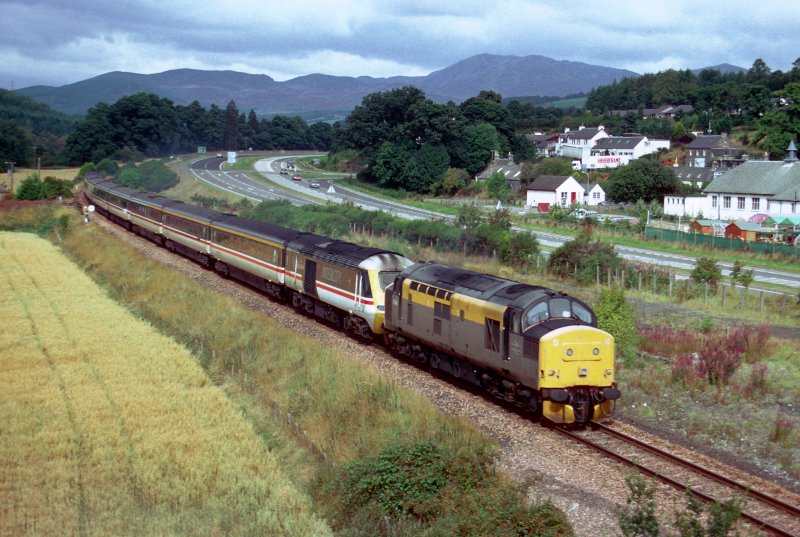 Am 2. September 1993 zieht 37240 den stehengebliebenen Inverness-London Kings Cross Intercity durch Ballinluig, bei Perth. Der Zug hatte drei Stunden Verspaetung.