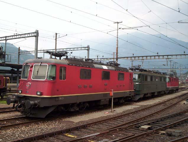 Am 20. Juli steht RE 4/4 11288 zusammen mit einen AE6/6 und einen anderen RE4/4 auf einem Nebengleis beim Bahnhof Bellinzona.