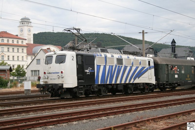 Am 20. Juni 2009 fand wieder mal ein Tag der offenen Tr bei der Modellbahnfirma Piko in Sonneberg statt. Aus diesen Anlass kam 139 310-7 von Lokomotion nach Sonneberg. Sie war am Zugschlu des Sonderzuges aus Stuttgart, welcher von 03 2295-8 gezogen wurde, angehngt.