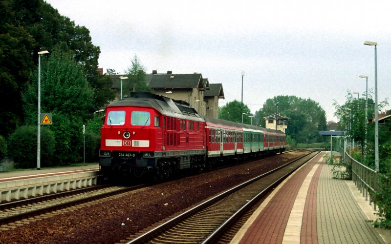 Am 20. September 2002 verlaesst 234467 Reichenbach mit einer Regionalbahn nach Dresden.