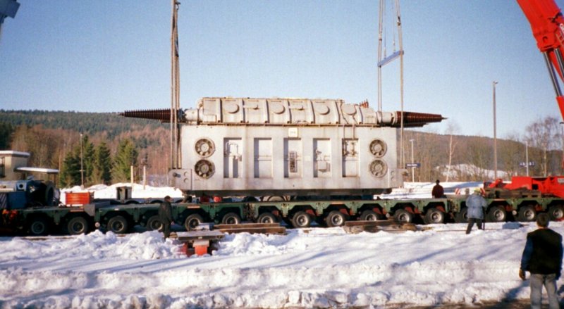 Am 20,02,2003 wurde in Zella-Mehlis ein alter Trafo auf einen 20achsigen Spezialwagon verladen