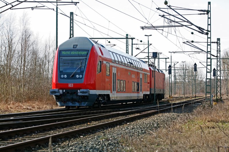 Am 20.03.2009 durchfuhr ein DOSTO + BR 112 den Rbf. Kiel-Meimersdorf Richtung Kiel Hbf. ber das Tunnelgleis nach KO.
