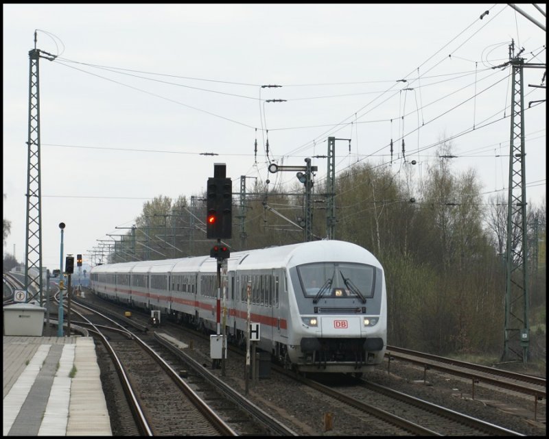 Am 20.04.2008 passiert ein IC nach Westerland den S-Bahnhof Elbgaustrae.