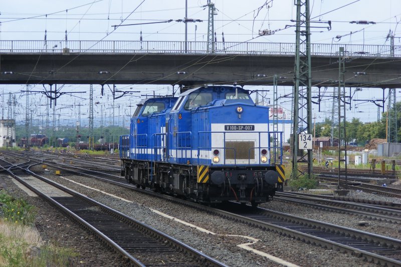 Am 20.06.09 fhrt ein kurzer Lokzug bestehend aus 2 Loks von der Firma Spitzke durch Gieen. V 100 SP 007 fhrt voraus in Richtung Norden.