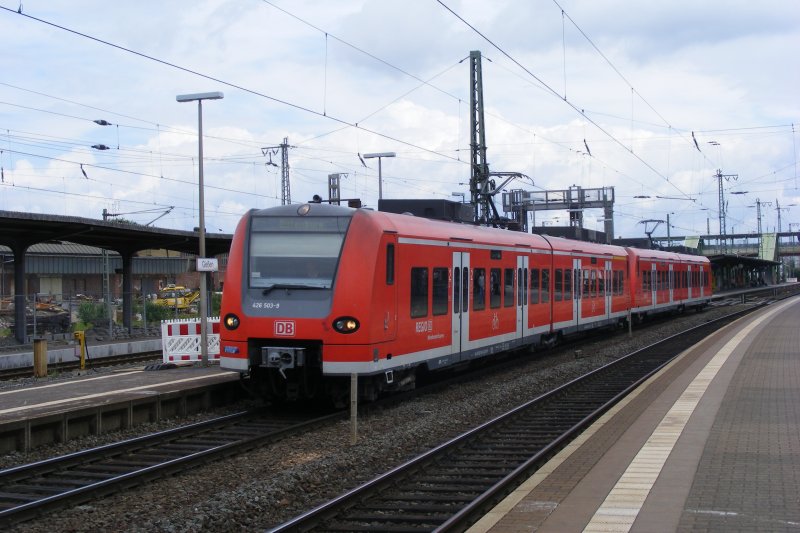 Am 20.06.09 fhrt gerade 426 503/003 und 426 501/001 als RE 25110 (Linie SE 40) nach Dillenburg ab.Nchster Halt ist Dutenhofen!!!