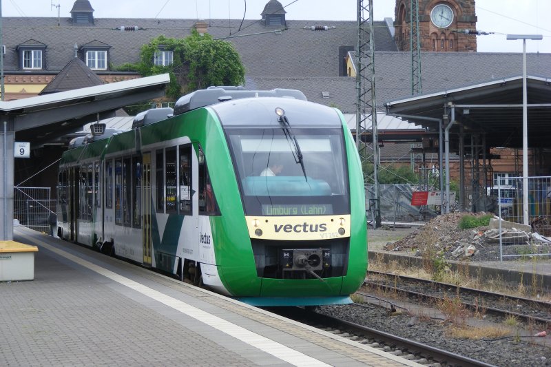 Am 20.06.09 steht VT 262 als VEC 84382 nach Limburg/Lahn in Gieen/Lahn auf Gleis 9 abfahrbereit und wartet auf Fahrgste.Nchster planmsiger Halt Ist Wetzlar!!!