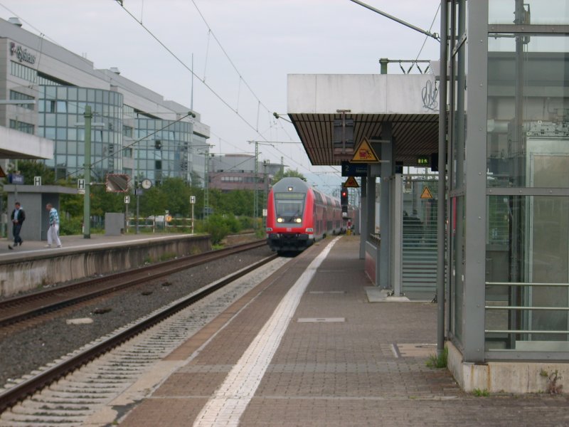 Am 20.08.08 um 11:19Uhr fuhr der RE70 von Frankfurt(M)Hbf nach Mannheim Hbf in Frankfurt(M) Niederrad ein
