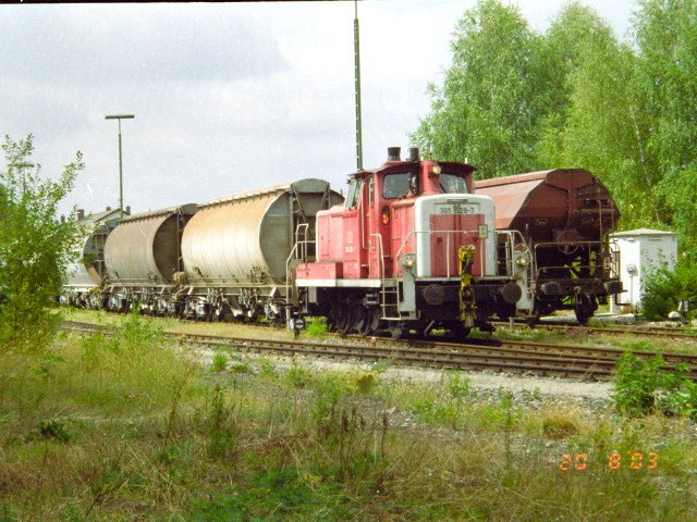Am 20.08.2003 kommt 365 628 mit einem Gterzug in Hirschau an. Sie wird die Wagen gleich zustellen und dann dem rechts wartenden Zug nachschieben. Seit Ende 2004 gibt es die Schiebedienste auf der Strecke Amberg-Schnaittenbach nicht mehr. Das Foto war ein Negativ, das mir ein ehem. Kollege mit einem Negativscanner digitalisiert hat.