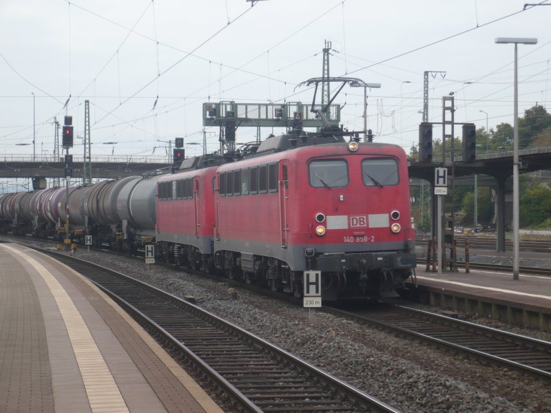 Am 20.09.08 fahren 2 140er in doppeltraktion mit 140 858-2 als fhrende Lok 
mit ihrem Kesselwagengterzug durch den Bahnhof Gieen in richtung Norden.