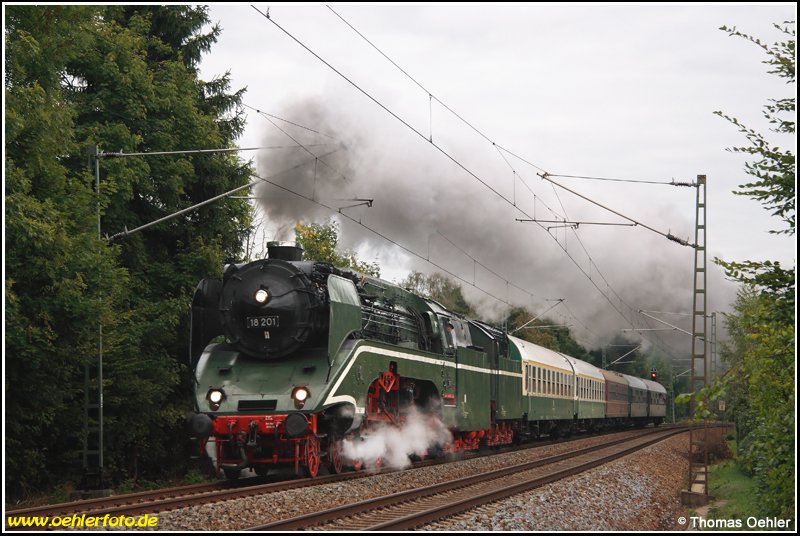 Am 20.09.08 war  Edelrenner  18 201 mit einem Sonderzug von Nossen nach Neuenmarkt-Wirsberg zum Jubilum  160 Jahre Schiefe Ebene  unterwegs. Auf diesem Bild dampft der Zug durch Chemnitz-Reichenbrand in Richtung Zwickau.