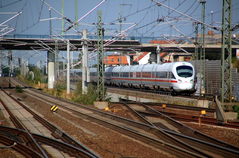 Am 20.09.09 in Bitterfeld. Ein IC aus Berlin fiel aus wegen Oberleitungsst�rung in Berlin. 50 Minuten sp�ter durchfuhr dann dieser ICE als Falschfahrt Bitterfeld Richtung Leipzig.