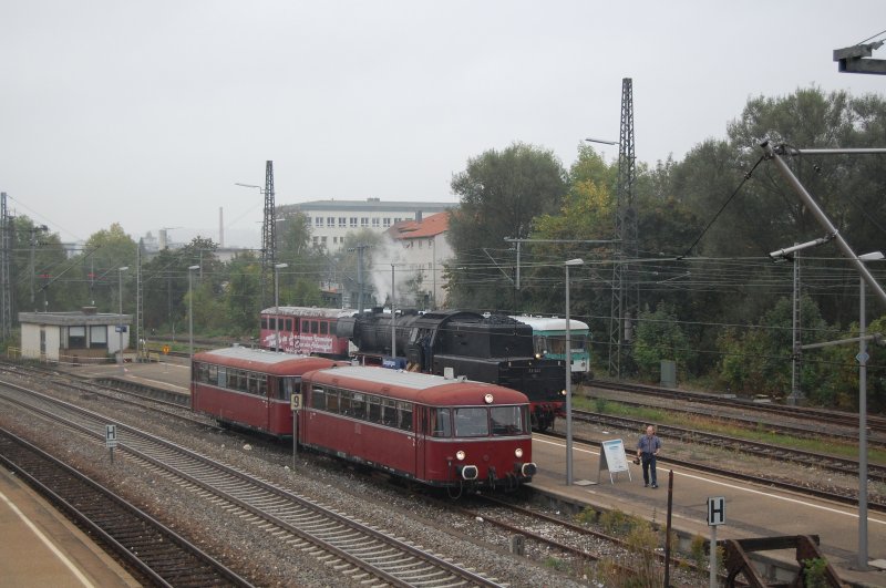 Am 20.09.2009 stand dieser Vt 98 vom Eisenbahnmuseum N�rdlingen im Bahnhof G�ppingen auf dem alten  Bollergleis  und wartet auf die Abfahrt zur Pendelfahrt nach G�ppingen-Leonhard-Weiss-Gel�nde.  