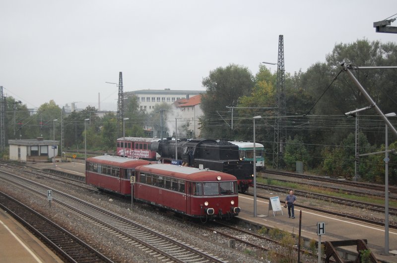 Am 20.09.2009 stand dieser Vt 98 vom Eisenbahnmuseum Nrdlingen im Bahnhof Gppingen auf dem alten  Bollergleis  und wartet auf die Abfahrt zur Pendelfahrt nach Gppingen-Leonhard-Weiss-Gelnde.  