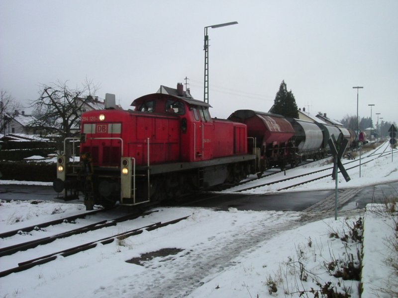 Am 20.12.2005 macht sich 294 120 mit ihrem Gterzug auf den Weg nach Amberg. Hier passiert sie gerade den B Lindenweg in Hirschau. (Strecke Amberg-Schnaittenbach)