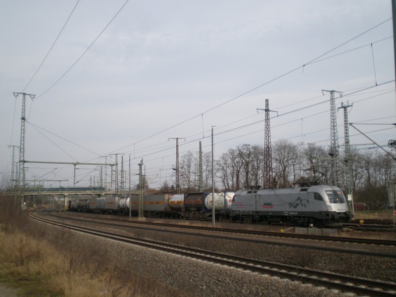 Am 20.2.08 kam berraschend der HUPAC-Taurus ES64 U2-102 Richtung
Grokorbetha durch Wittenberg gefahren.
