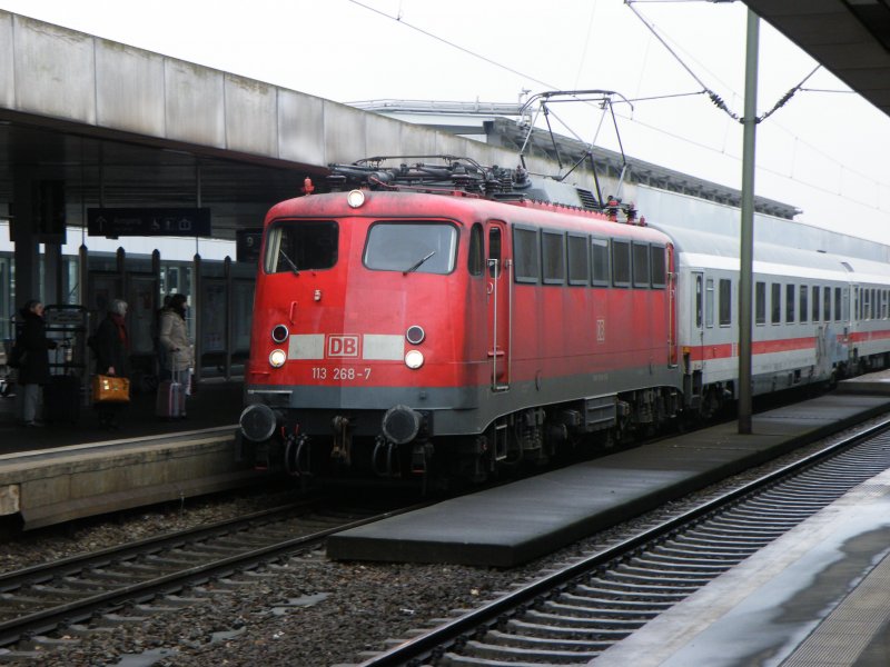 Am 20.2.2009 fuhr die 113-268 vor dem Intercity von Oldenburg nach Leipzig Hbf. Hier wurde sie in Hannover Hbf abgelichtet.
Die 113 fhrt auch weiterhin vor Intercity`s Leipzig, unter der Woche steht sie fters im BW Hannover abgestellt.