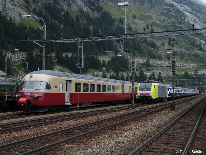 Am 20.8.05 begegneten sich die beiden TEE's von SBB Historic und ESG im Bahnhof G�schenen. Links RAe 1053, E 189 913 (ES 64 F4 - 013), VT 11.5 und E 189 912 (ES 64 F4 - 012)