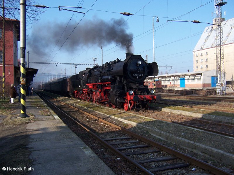 Am 21.02.2007 fhrt die Leipziger 52 8154-8 in den Bahnhof Vojantov (ehem. Voitersreuth) ein. Die Lok zieht den Eisenbahnromantikzug bis Cheb (ehem. Eger).