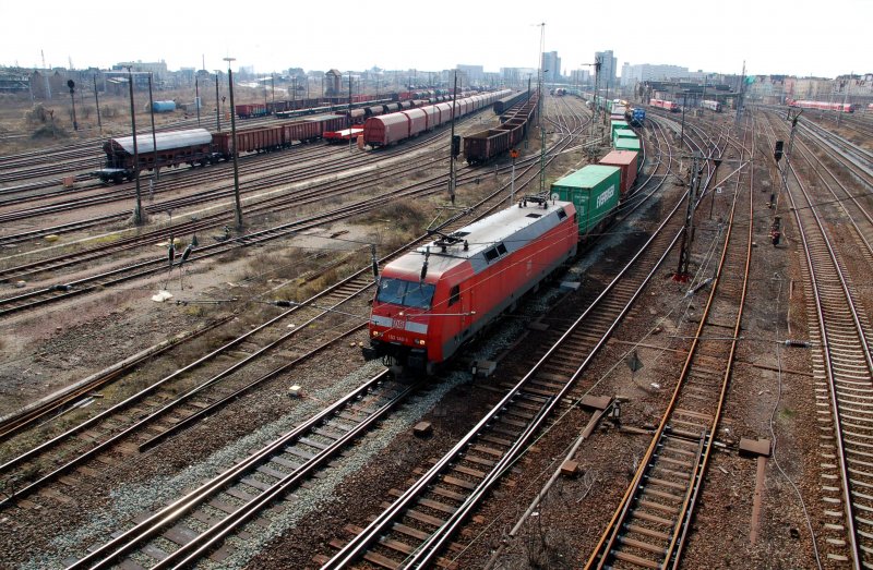 Am 21.03.09 verl�sst 152 149 mit einem langen Containerzug den Rbf Halle(S) Richtung Hannover/Berlin.