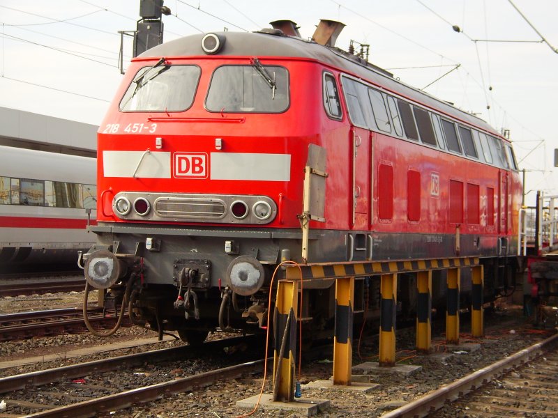 Am 21.03.2009 steht 218 451-3 in Hannover bereit fr neue Aufgaben. 
