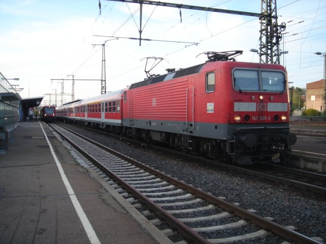 Am 21.04.07 fuhr die Br.143 965-2 mit ihrem RE-Zug nach Stuttgart HBF. Aufgenommen am 21.04.07 bei der Ausfahrt in Aalen.
Links stand der ausnahmsweis auf Gleis 1 verkehrende RE-Zug nach Ulm HBF.