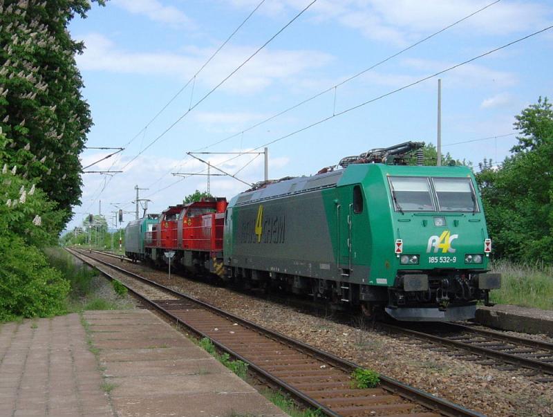 Am 21.05.2004 zog eine Rail4Chem 185 einen Lokzug bestehend aus zwei R4C MAK G1206 und einer weiteren R4C 185 durch den Bahnhof Smmerda.