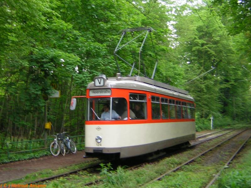 Am 21.05.2005 fand eine Sonderfahrt auf dem Frankfurter Straenbahnnetz mit L-Triebwagen 124 (ex 224) statt, der Sonderwagen ist hier an der Haltestelle Oberschweinstiege auf der Strecke der Linie 14 nach Neu-Isenburg zu sehen.