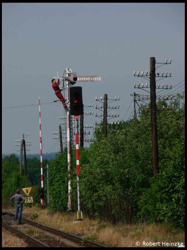 Am 21.05.2009 werden im letzten Bahnhof mit intakten Formsignalen auf der KBS200, auch in Tochovice Kreuze angebracht