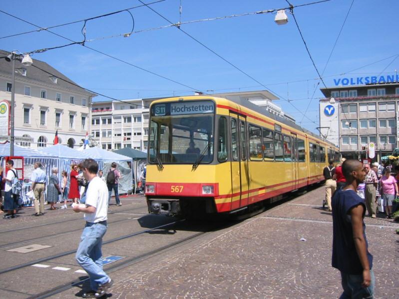 Am 21.06.2003 kmpft sich ein Stadtbahn-Wagen auf dem Weg nach Hochstetten ber den Marktplatz und durch die Fugngerzone in Karlsruhe.