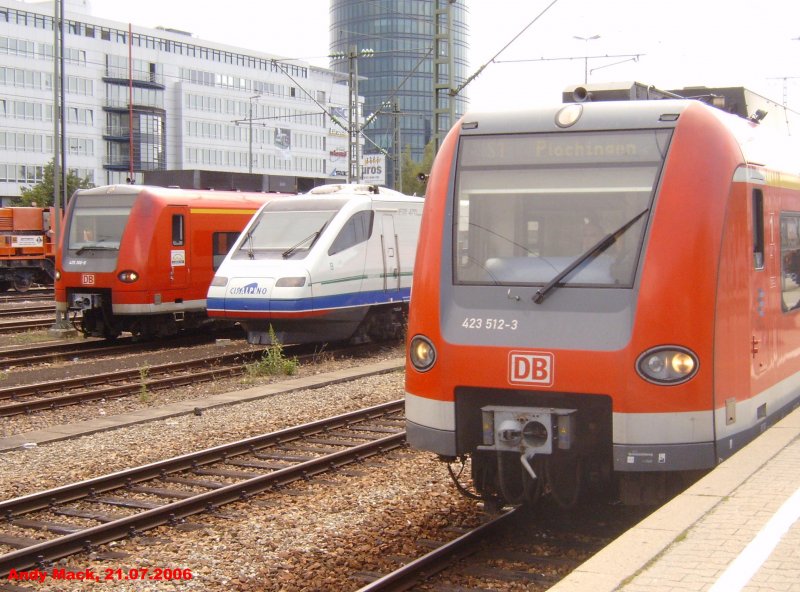 Am 21.07.2007 ergab sich in Stuttgart-Vaihingen eine historisch extrem wertvolle Situation! Wegen einem Streckenproblem auf der Gubahnstrecke in den Talkessel von Stuttgart, musste nicht nur der Cisalpino aus Mailand, der heute Vergangenheit ist, sondern auch der RE aus Rottweil, mit einem ET 425, angehalten werden. Nur die S-Bahn fuhr normal (hier im Vordergrund) und rundete somit das  Dreierbild der Gubahn  ab...