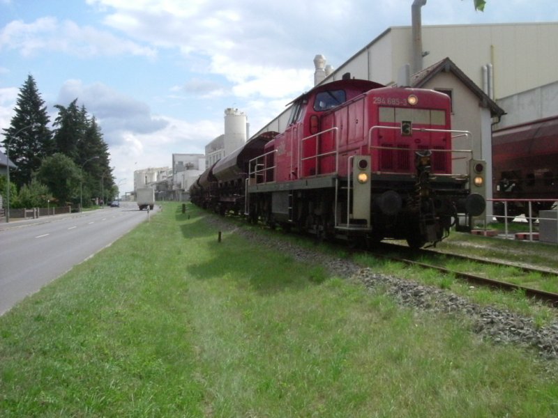 Am 21.08.2006 fhrt 294 685 mit einem Gterzug an der Firma AKW-KICK Werk Hirschau vorbei. Das Gleis rechts, wo der Wagen zu erkennen ist, ist der PA von AKW und verluft parallel zum Streckengleis. (Strecke Amberg-Schnaittenbach)