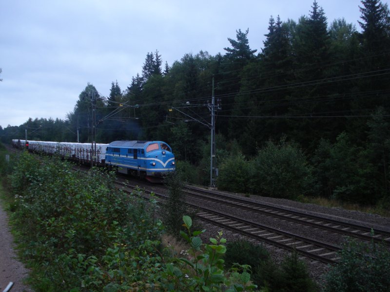 Am 21.08.2007 auf der Sdra Stambanan aus Aneby kommend: TMX 1042 vor einem kurzen Holzzug