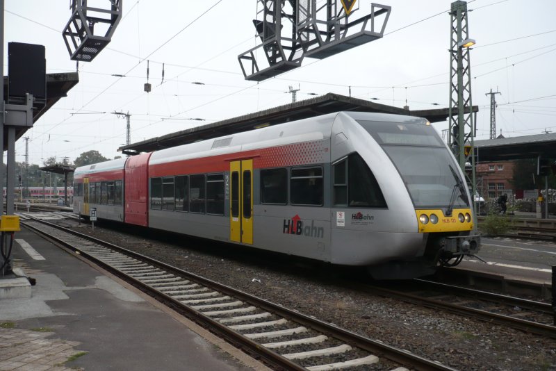 Am 21.09.09 steht der VT 121 als HLB 83961 nach Gelnhausen in Gieen abfahrbereit. 