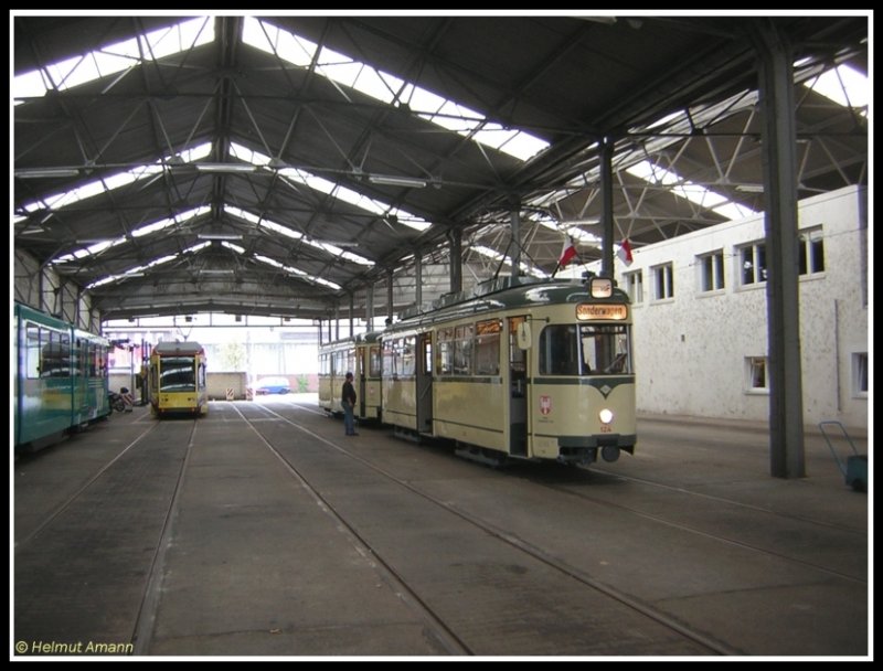 Am 21.10.2006 fhrte der Verein Historische Straenbahn der Stadt Frankfurt am Main e. V. mit dem L-l-Zug 124 (ex224)-1242 erstmalig seit der Rcklackierung in den Ablieferungszustand eine Sonderfahrt durch. Die Aufnahme entstand kurz vor der Abfahrt in der Halle des Betriebsbahnhofes Gutleut, im Hintergrund links stand der R-Triebwagen 022 abgestellt.