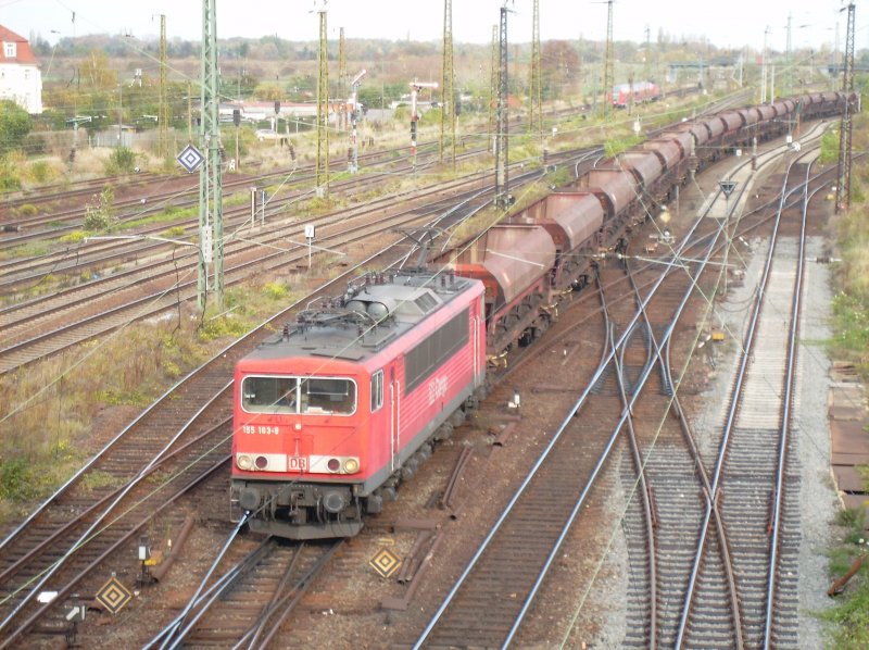 Am 21.10.2008, fuhr 155 163- 9, mit einem leeren Kohlezug durch den Rangierbahnhof Halle Saale. Die 155, ist die letzte aktive ihrer Baureihe, mit DB Cargo Logo.