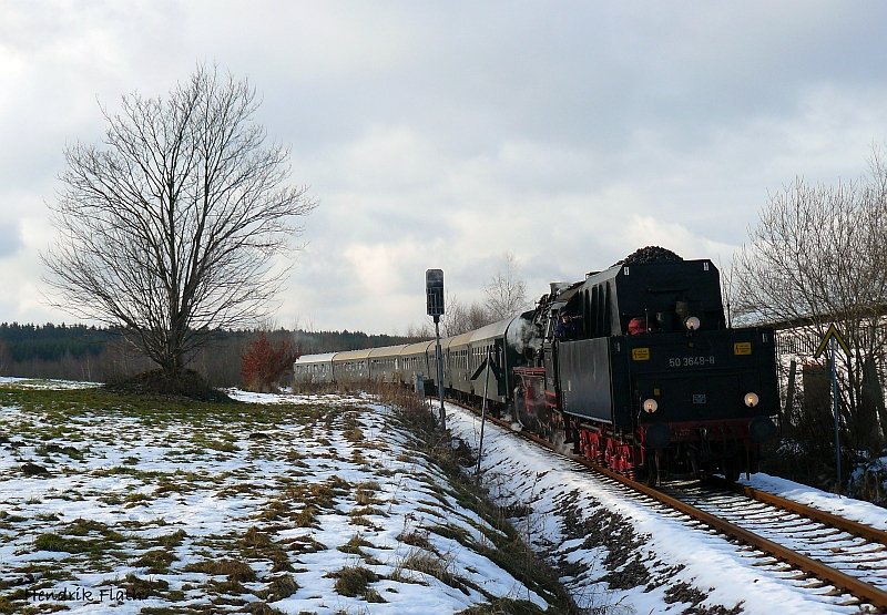 Am 21.12.08 waren 50 3648, 52 8079 und als Highlight 119 158 Richtung Annaberg unterwegs.
Los gings in Schlettau mit 50 3648, welche am Einfahrtssignal warten musste. Hier rollte sie langsam gen Bahnhof: 