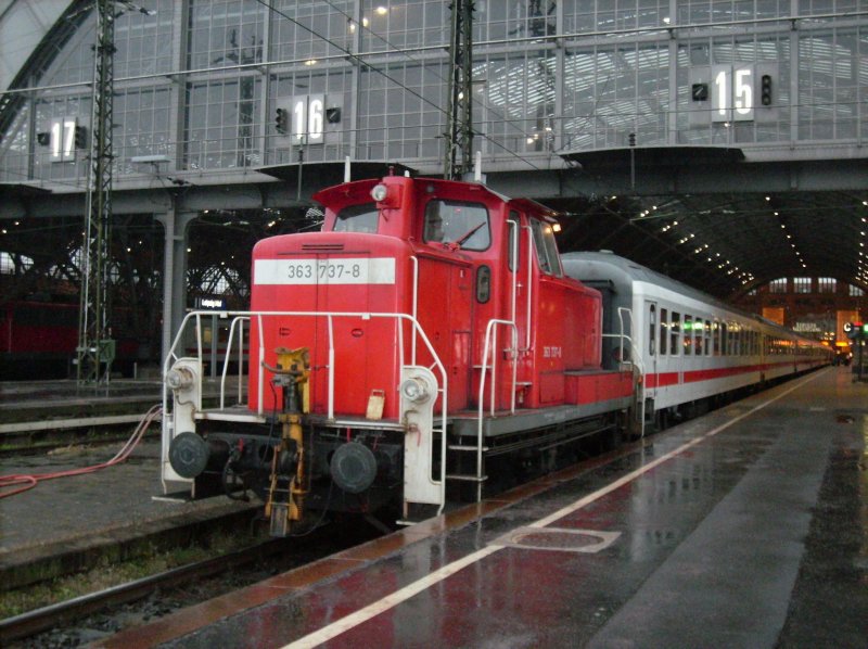 Am 21.12.2008, rangiert 363 737- 8, mit einer IC- Garnitur, auf Gleis 15 des Leipziger Hauptbahnhofs. An diese Wagen hat sich dann 113 268 gesetzt.